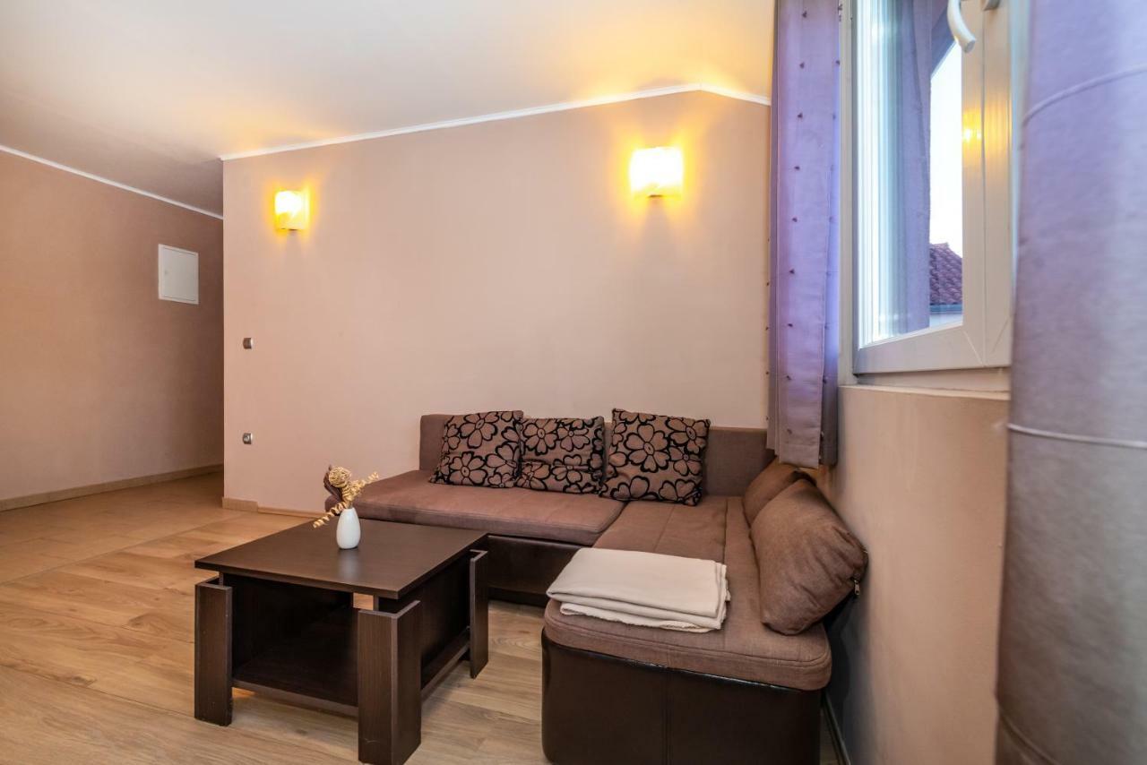 Apartment Adrian 비오그라드나모루 외부 사진